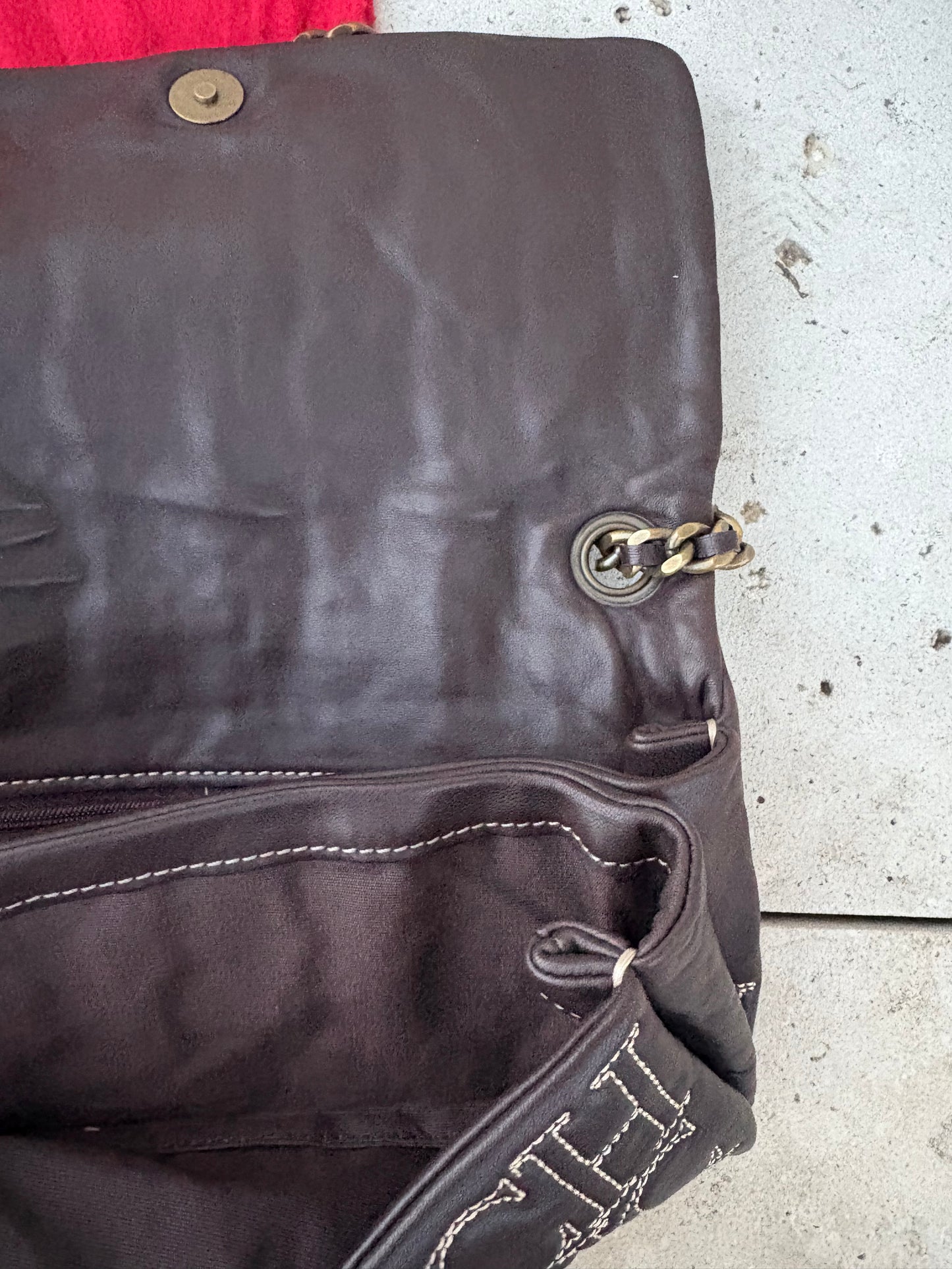 CAROLINA HERRERA. Bolso clutch marrón piel
