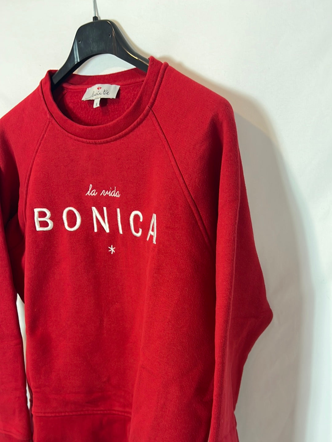 LUCIA BE. Sudadera roja slogan. T S