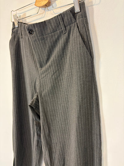 ZARA. Pantalón gris rayas y pinzas