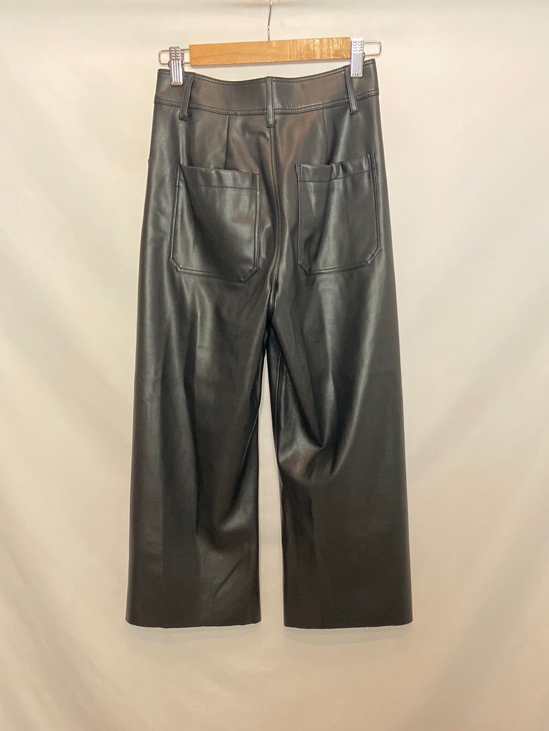 ZARA. Pantalón negro polipiel T.34