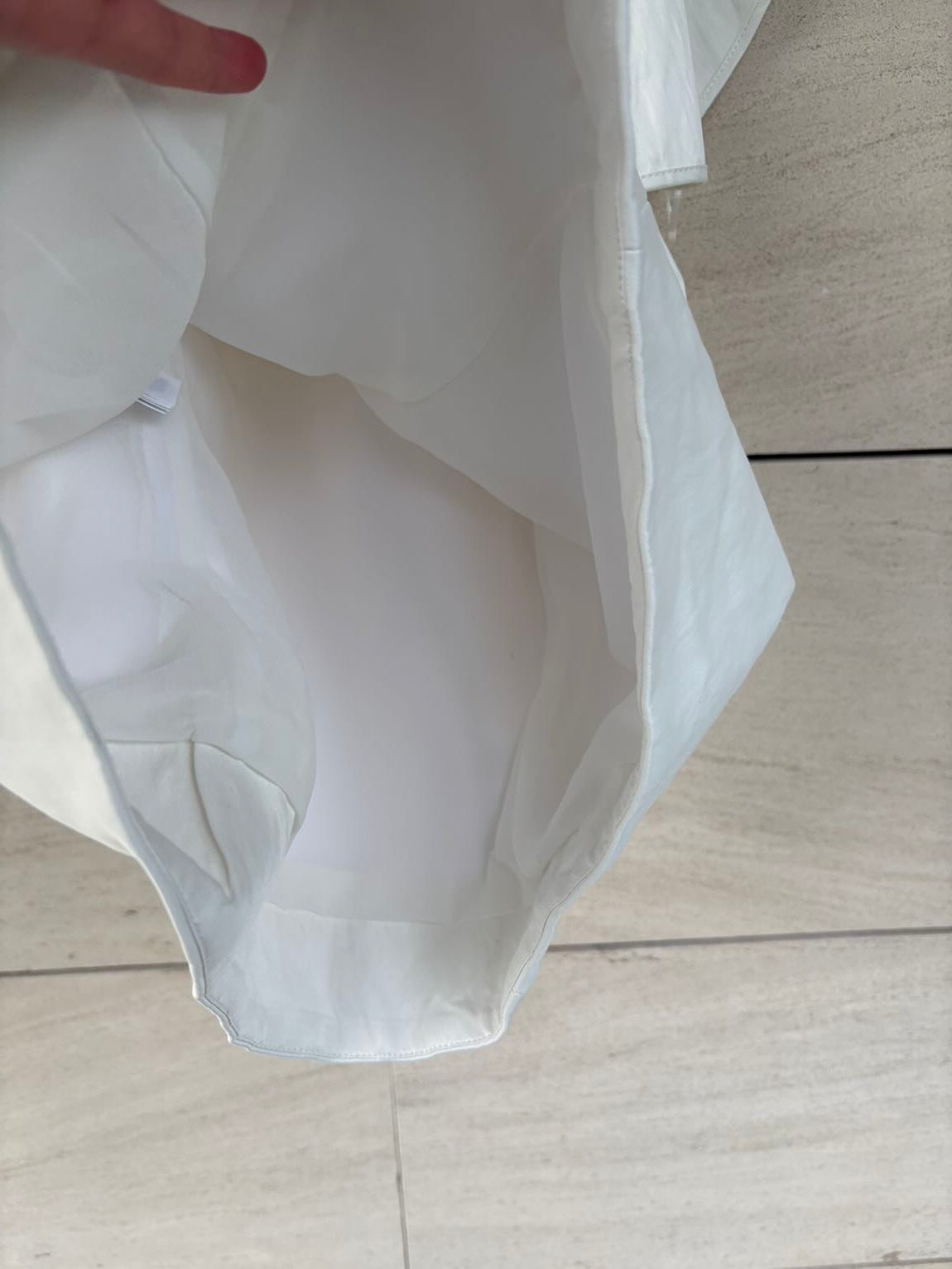 ZARA. Vestido corto blanco volante