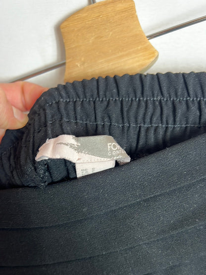 FOREVER 21. Pantalón negro pinzas. T S