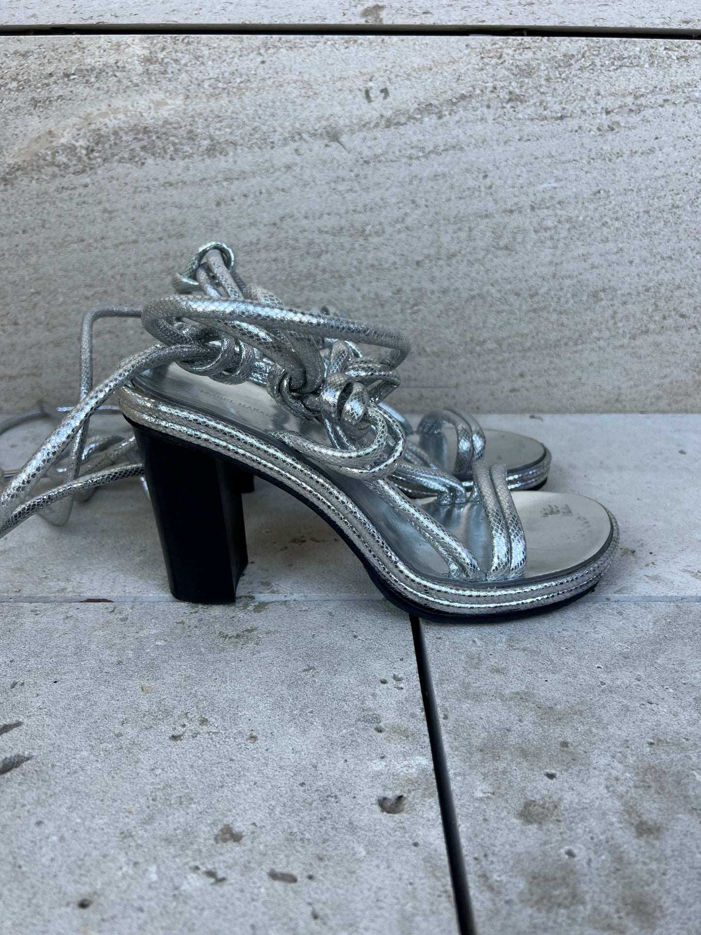 ISABEL MARANT. Sandalia plateada tiras T 39