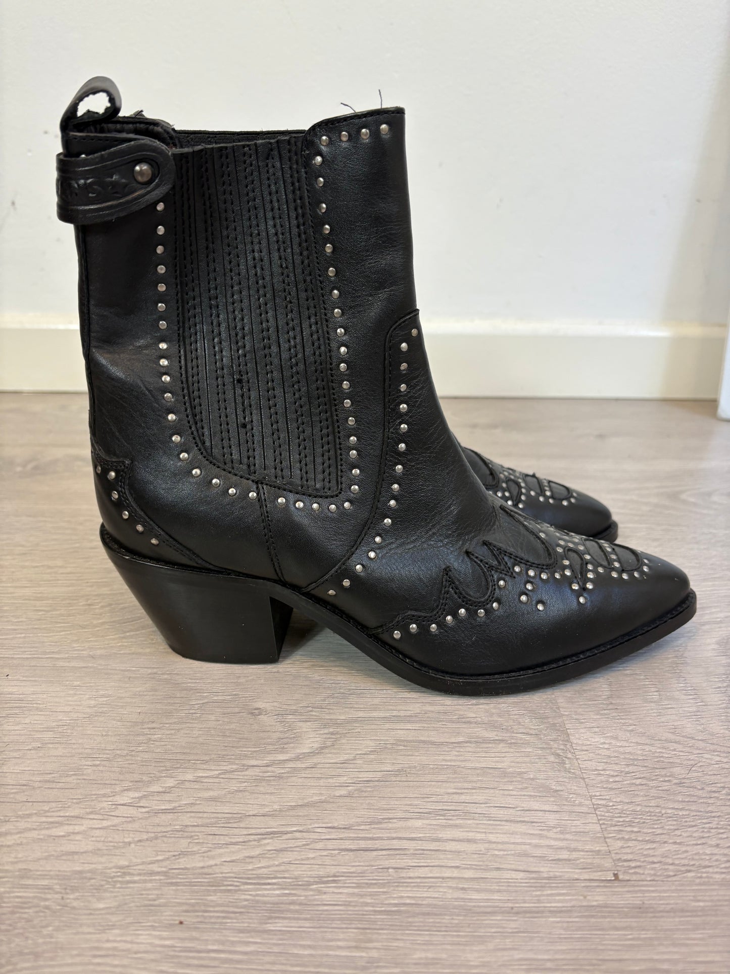 PEPE JEANS. Botines negros tachas