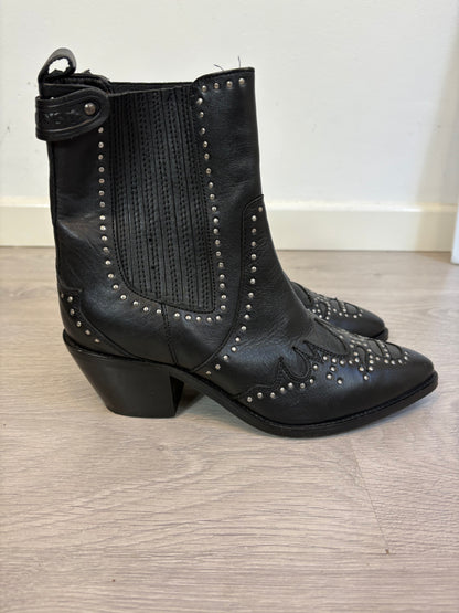 PEPE JEANS. Botines negros tachas