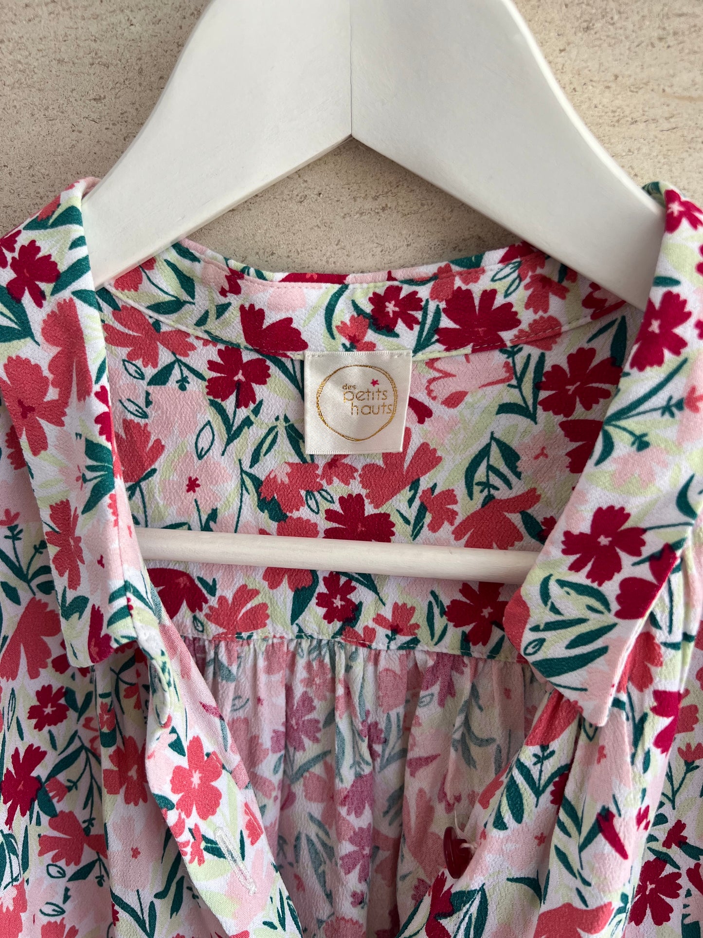 DES PETITS HAUTS. Flowing floral blouse. M