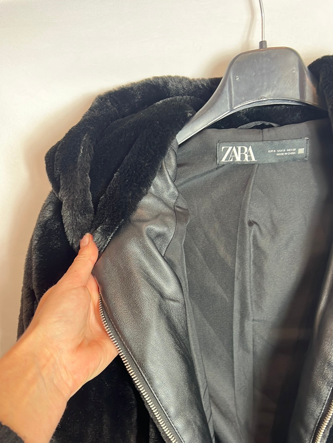 ZARA. Chaqueta negra pelo con capucha. T S