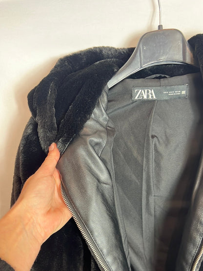ZARA. Chaqueta negra pelo con capucha. T S