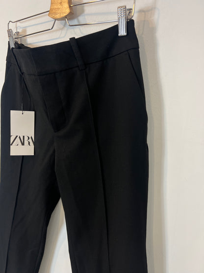 ZARA. Pantalón negro costura detalle cremalleras. T M
