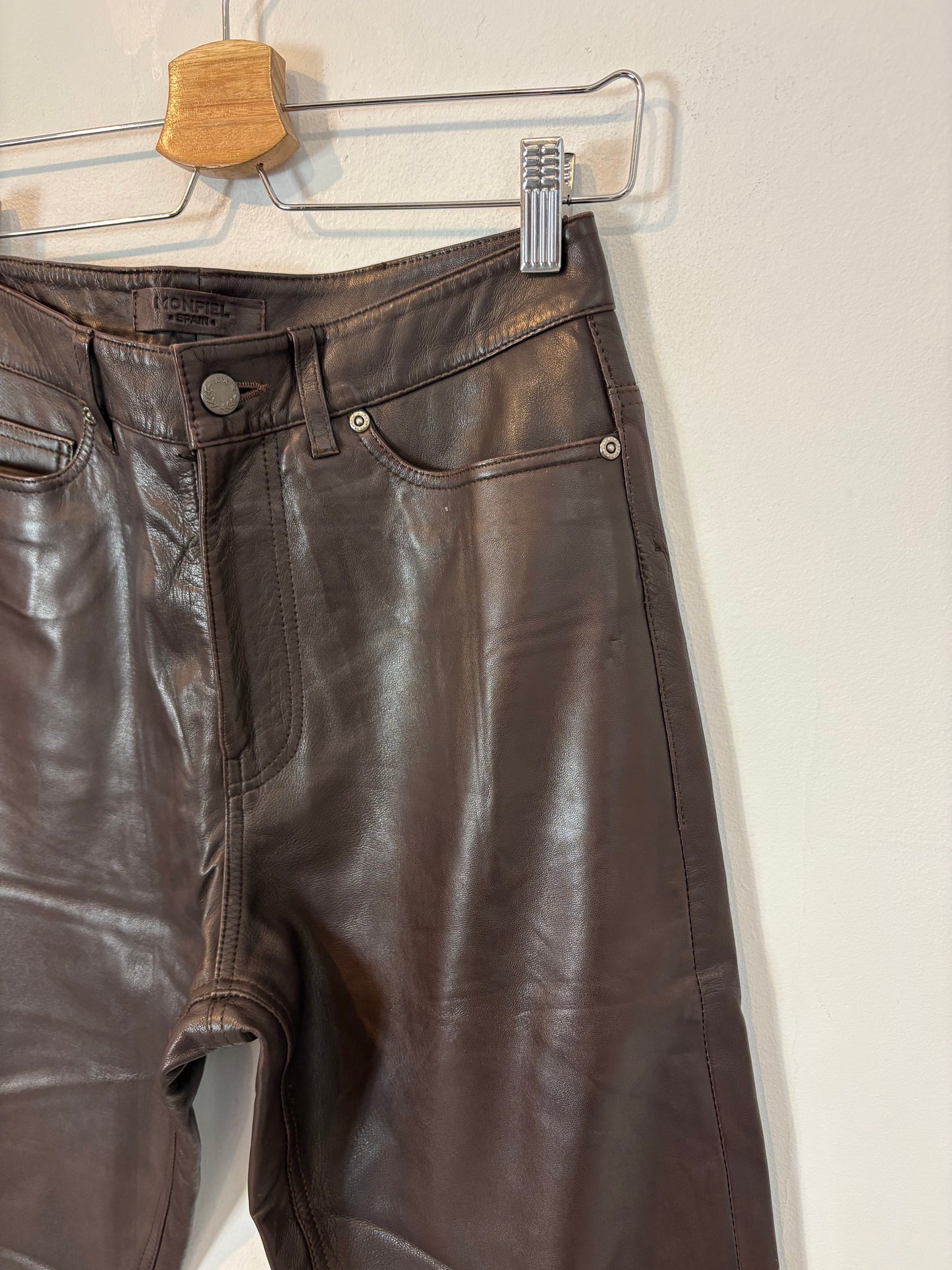 MONPIEL. Pantalón marrón piel