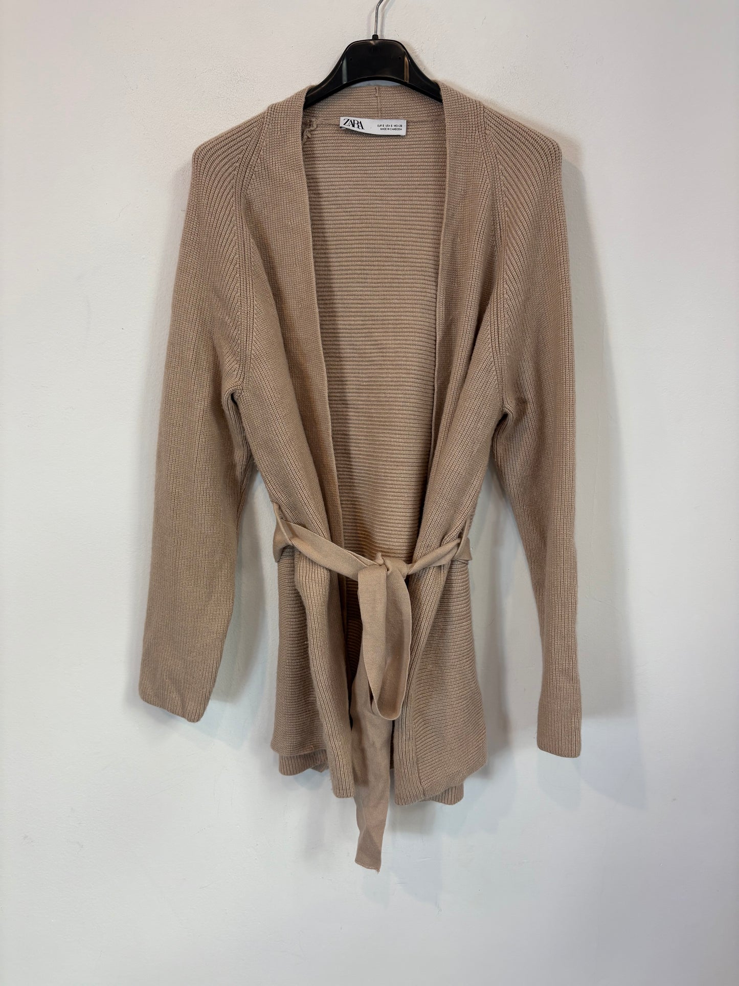 ZARA. Cárdigan beige canalé