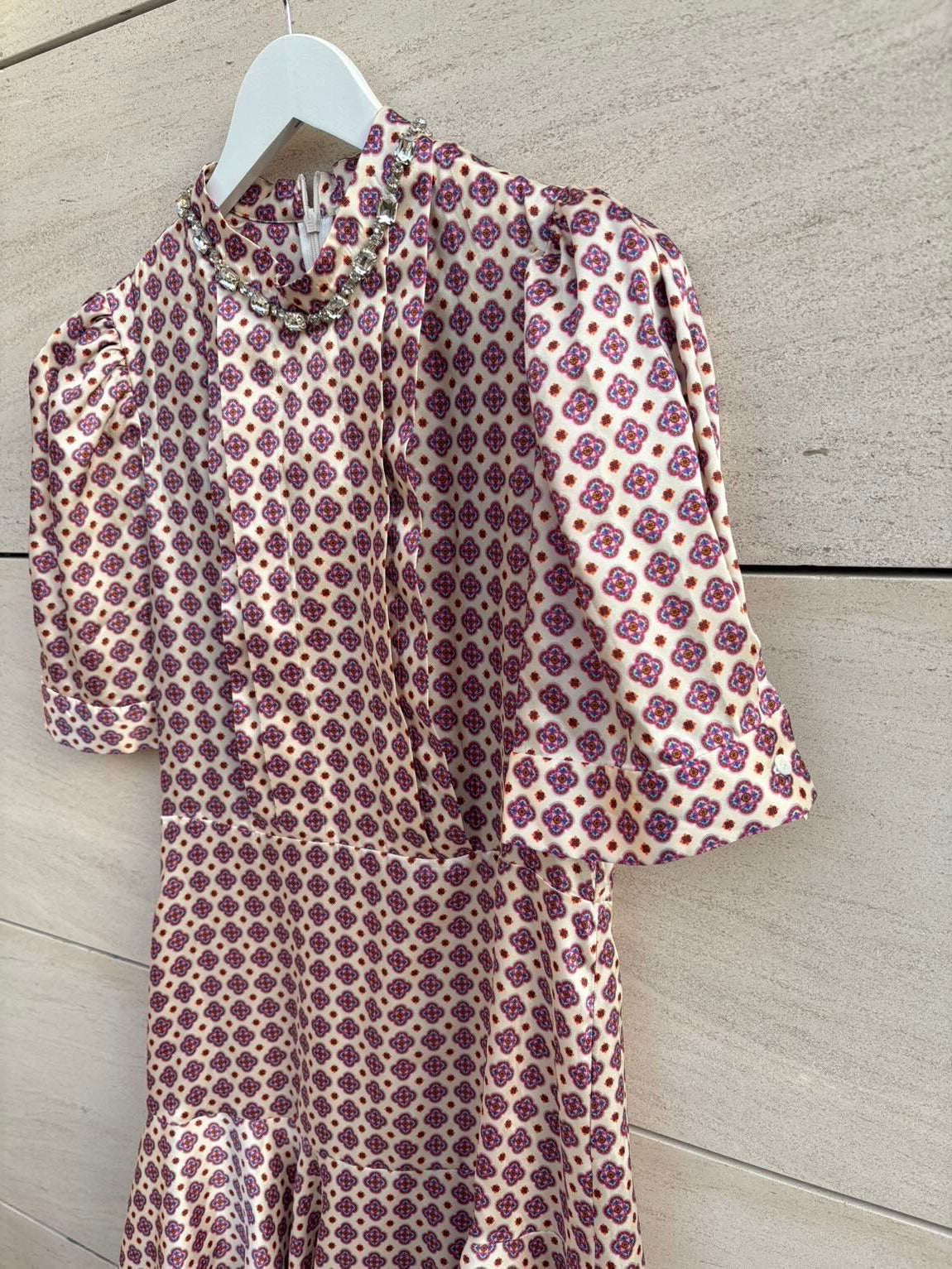 SANDRO. Vestido corto estampado detalle cuello