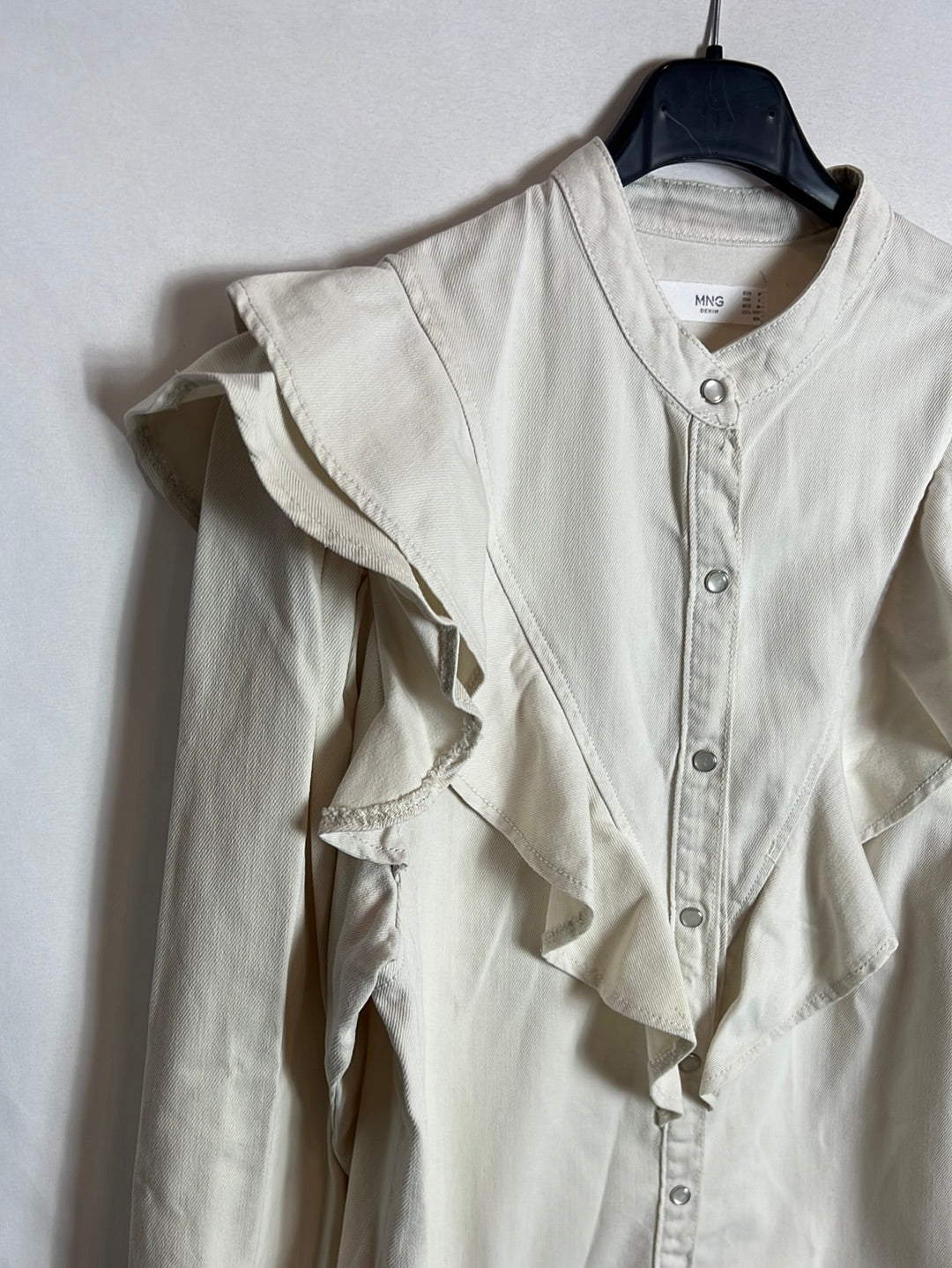 MANGO. Blusa denim color crudo volante. T M