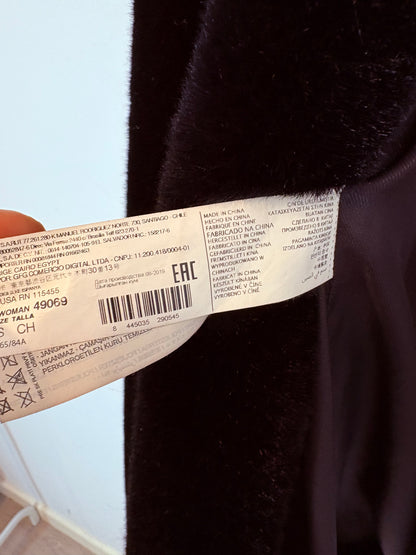 MANGO. Abrigo negro textura capucha