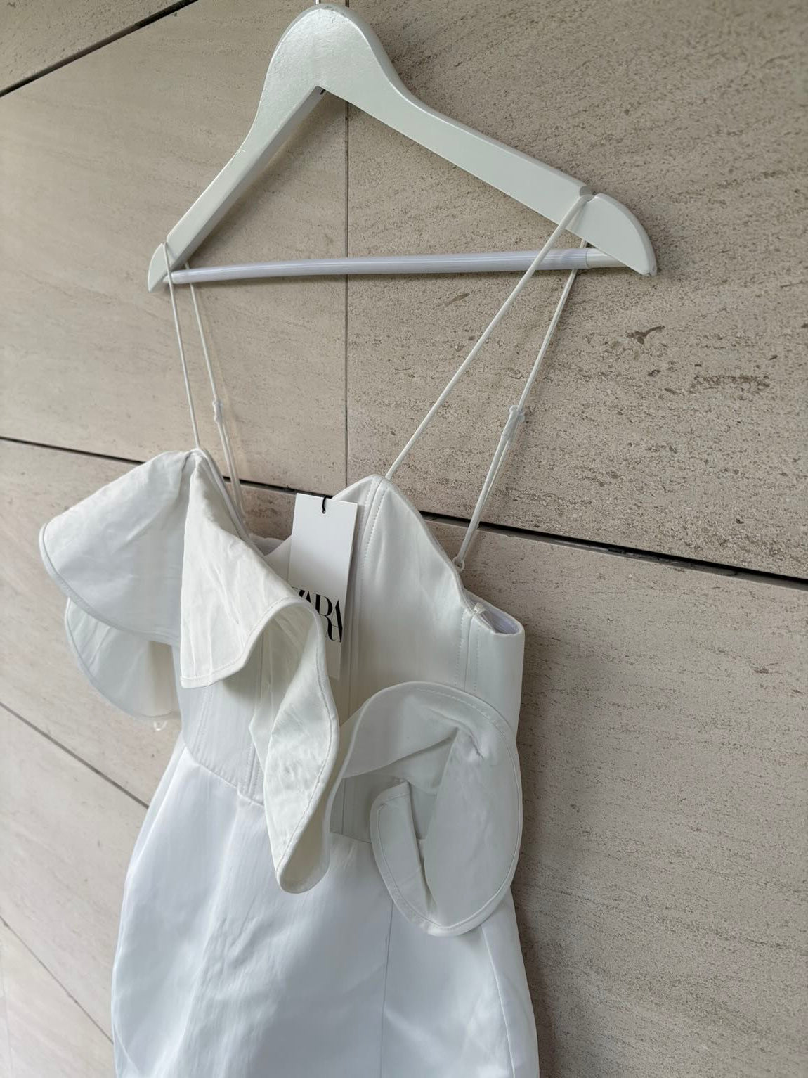 ZARA. Vestido corto blanco volante