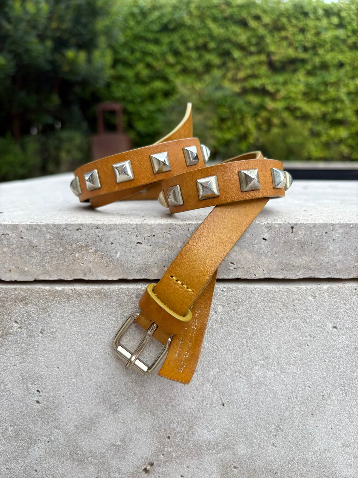 MAJE. Cinturón camel tachuelas