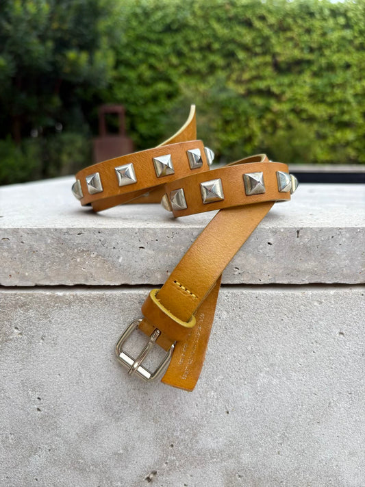 MAJE. Cinturón camel tachuelas
