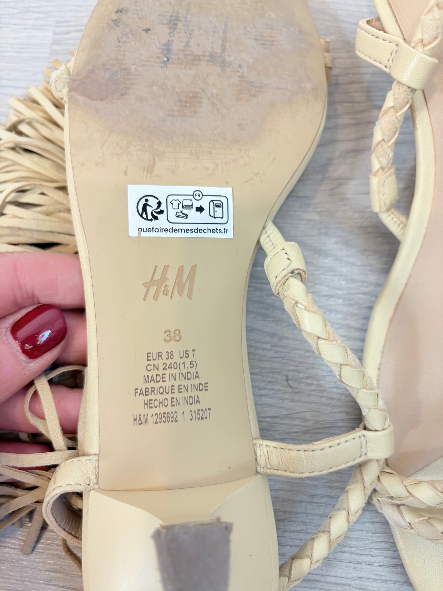 H&M. Sandalia piel con flecos. T 38