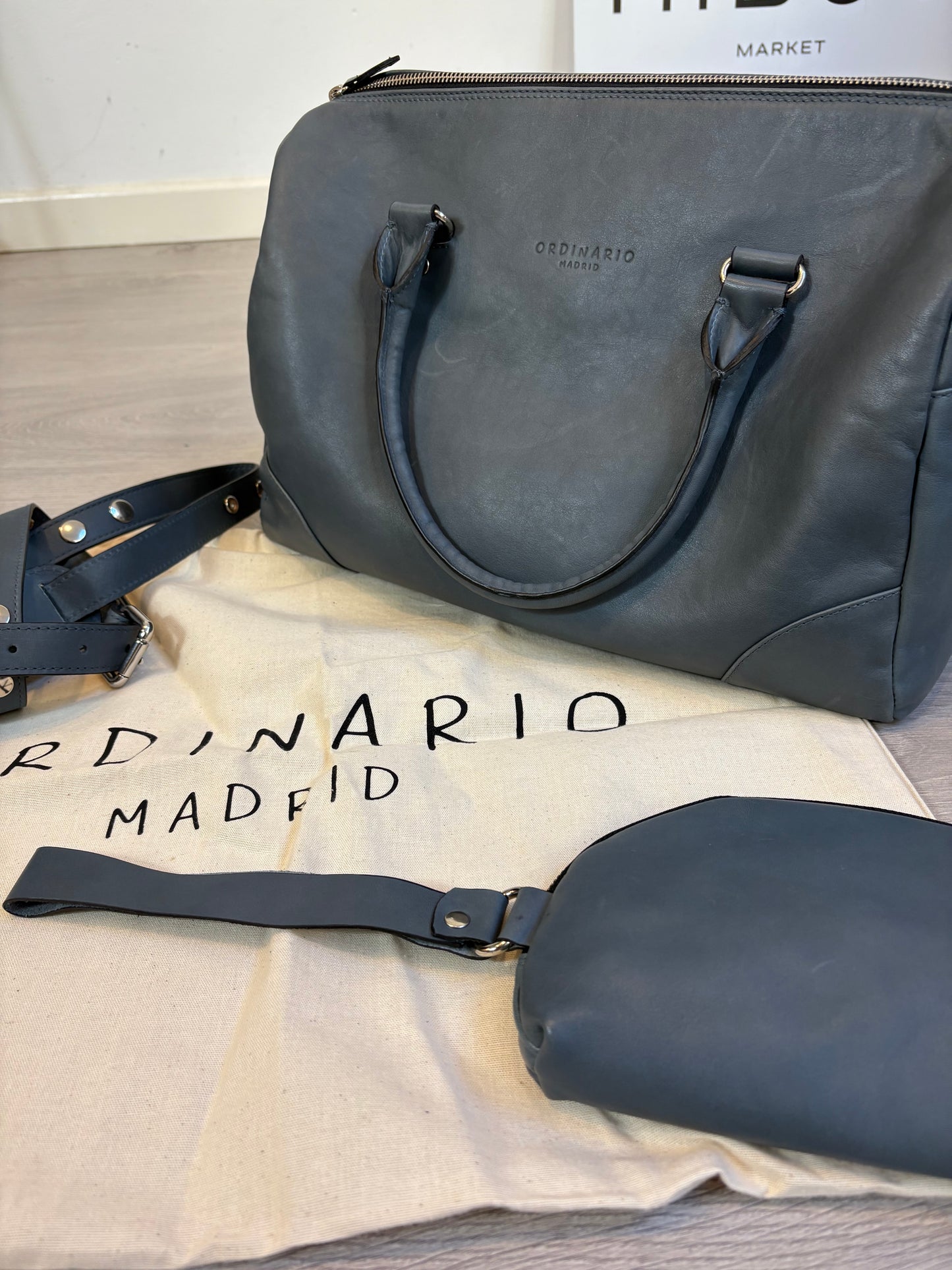 ORDINARIO MADRID. Bolso piel azul doble asa