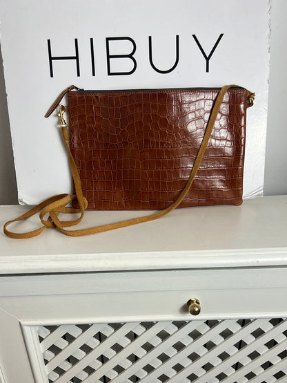 HELIOTROPO. Bolso piel troquelada marrón