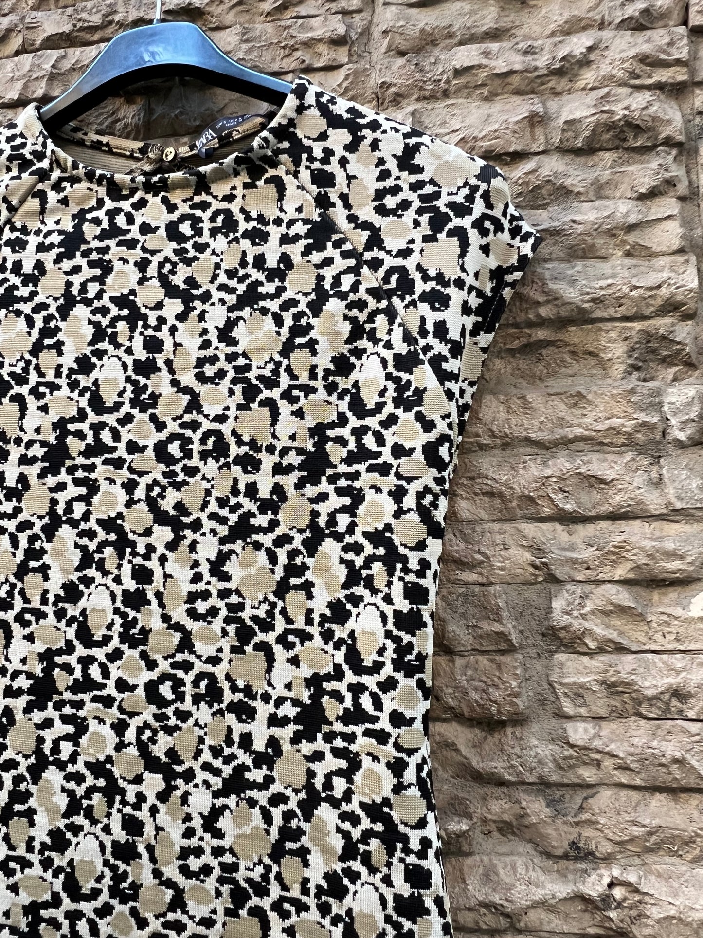 ZARA. Vestido estampado entallado