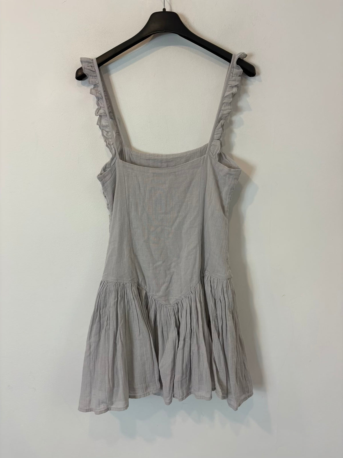 ZARA. Vestido corto vuelo gris claro
