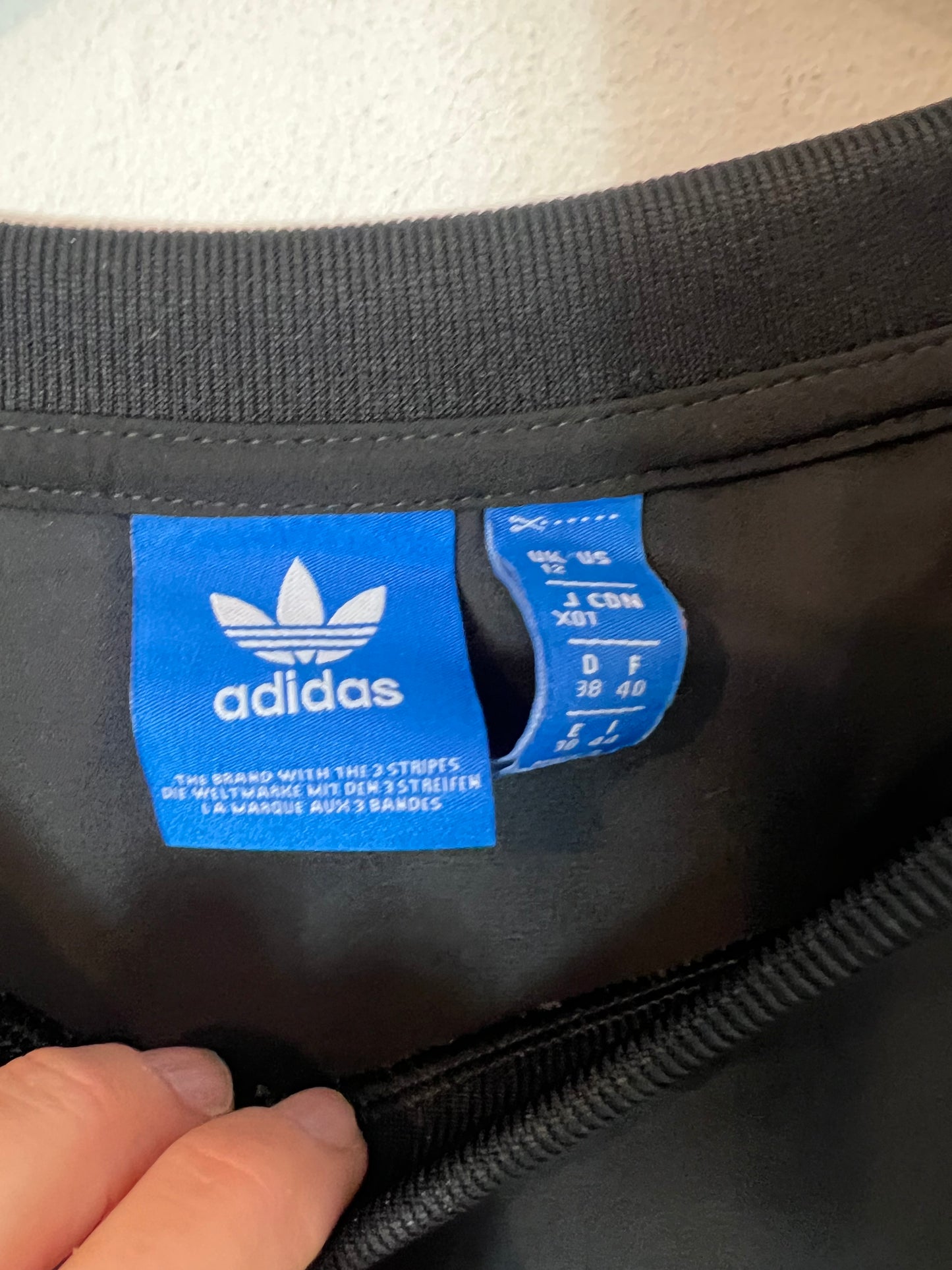 ADIDAS. Sudadera negra fluida. T M