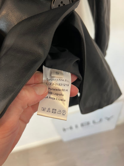 MIOH. blazer negra efecto piel