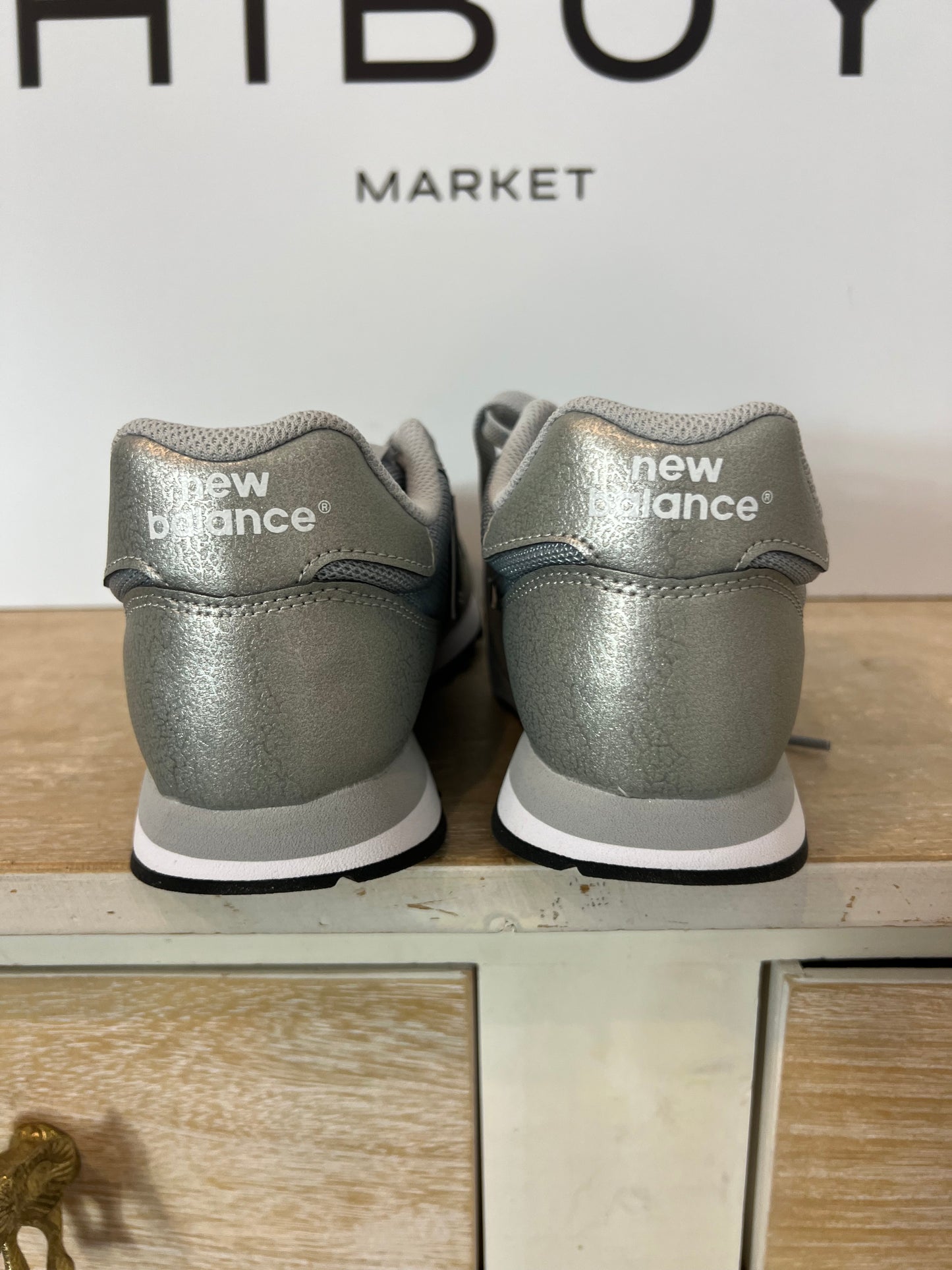 NEW BALANCE. Zapatillas plateadas logo. T 40