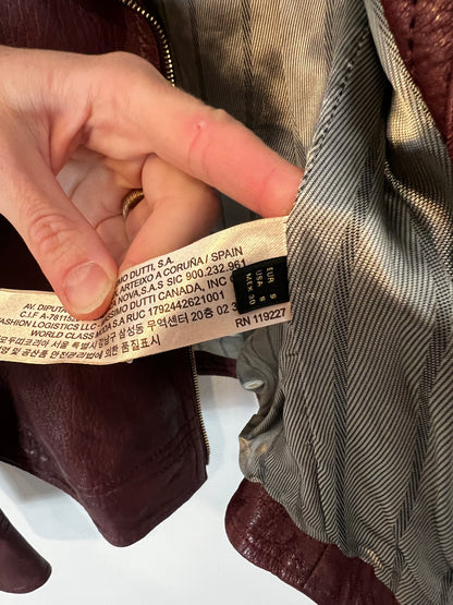 MASSIMO DUTTI. Chaqueta burdeos piel