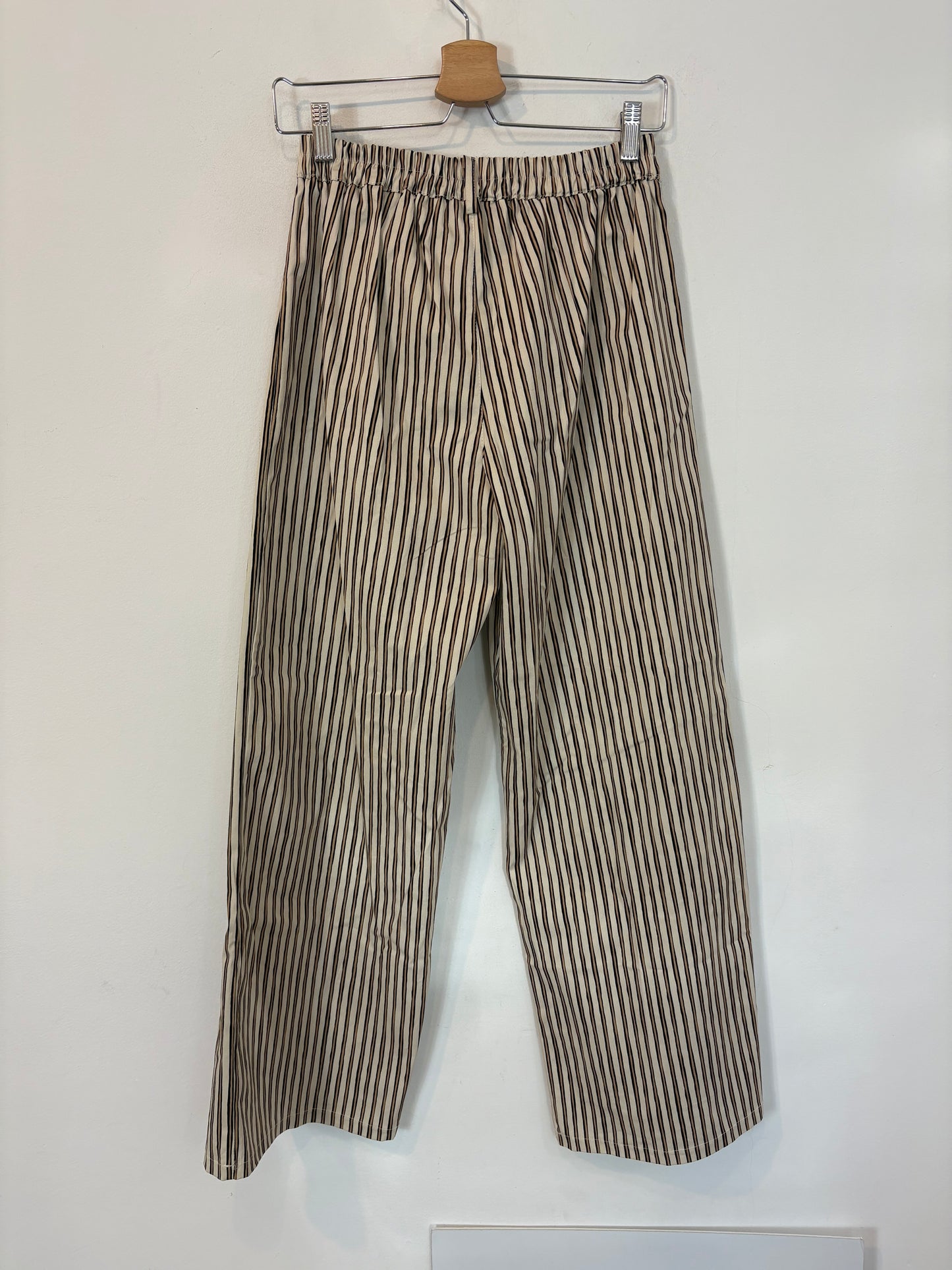 OTRAS. Pantalón rayas pata ancha