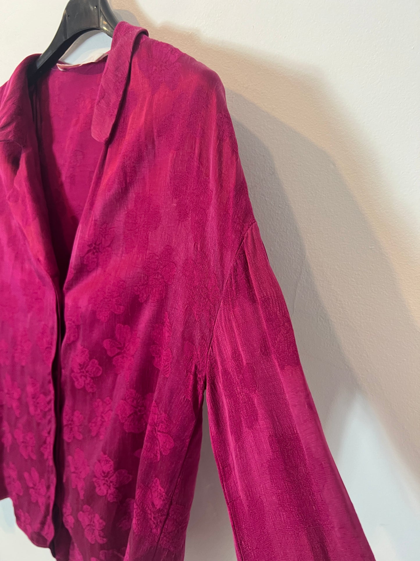 ZARA. Blusa satinada rosa fucsia. T S