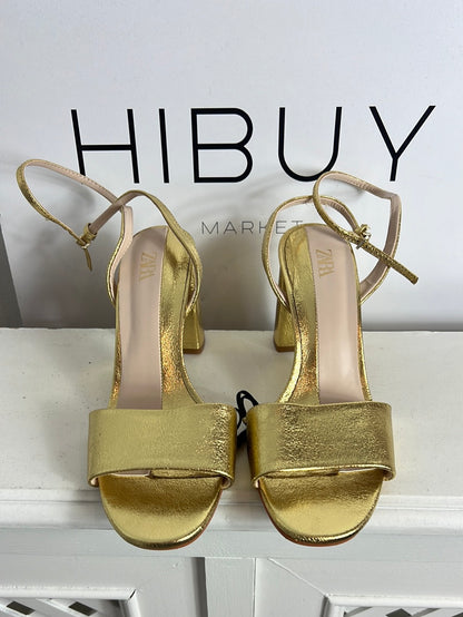 ZARA. Sandalias doradas tiras. T 38