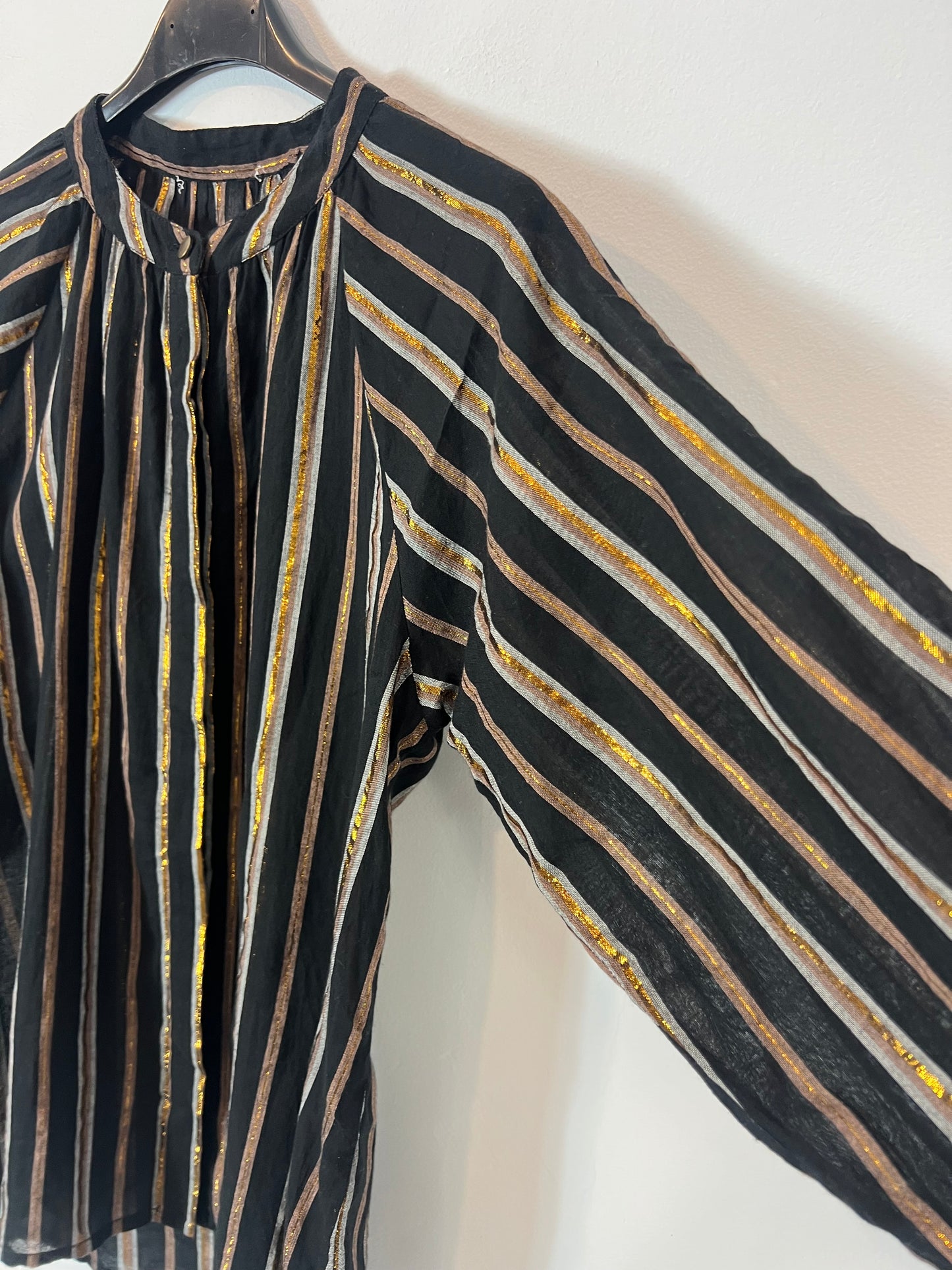 MAISON HOTEL. Black striped blouse Tu(S)