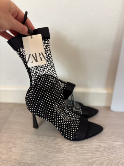 ZARA. Sandalia  efecto botín tachuelas. T 38