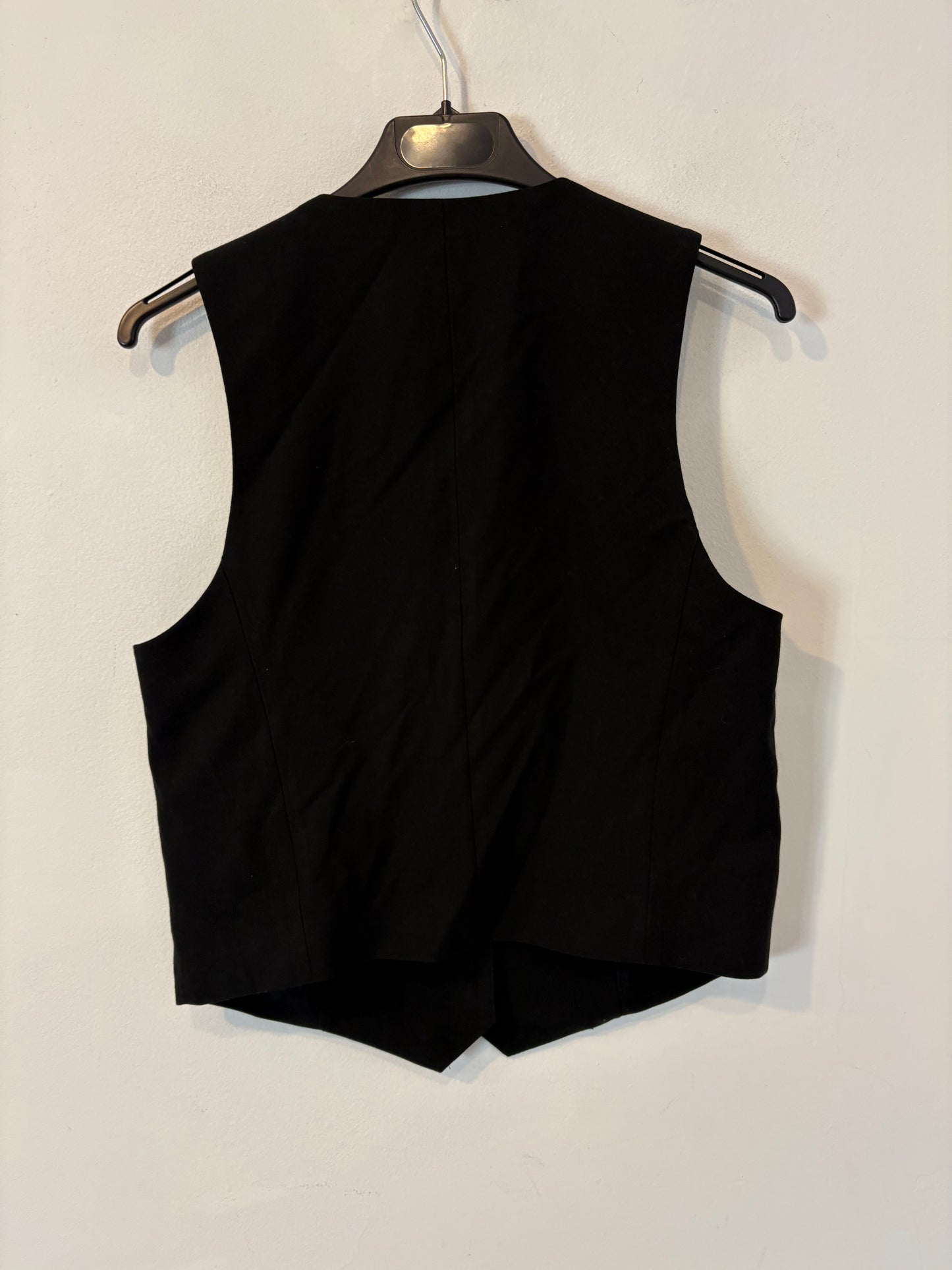 ZARA. Chaleco negro abotonado