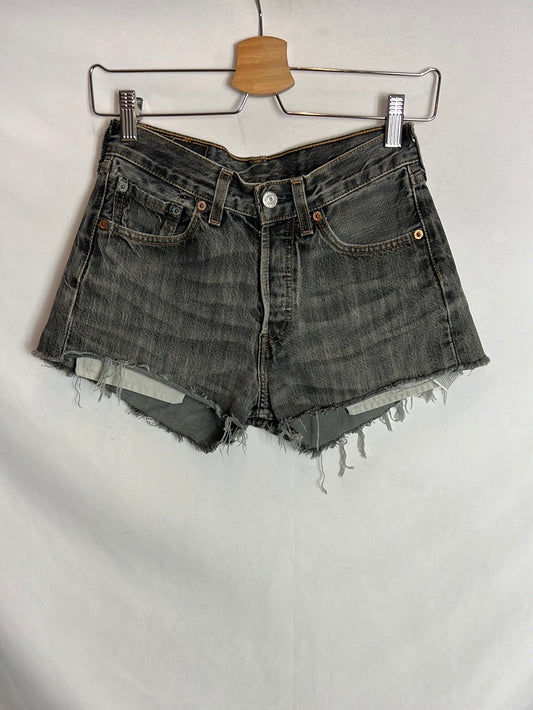 LEVI’S. Short denim gris abotonado. T 26 (34)