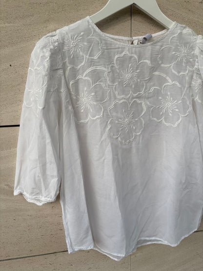 MANGO. Blusa blanca bordados
