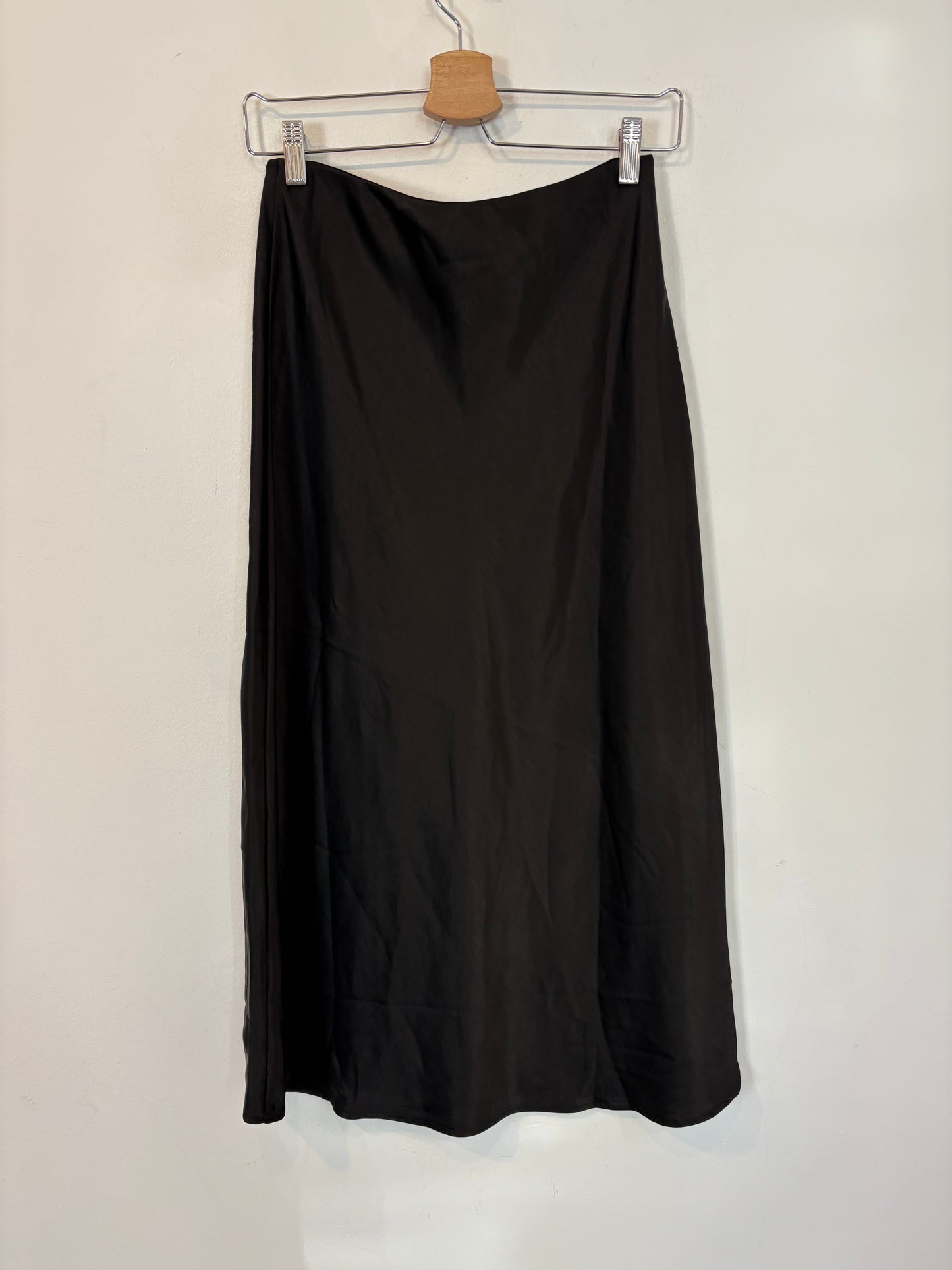 MANGO. Falda midi negra satinada