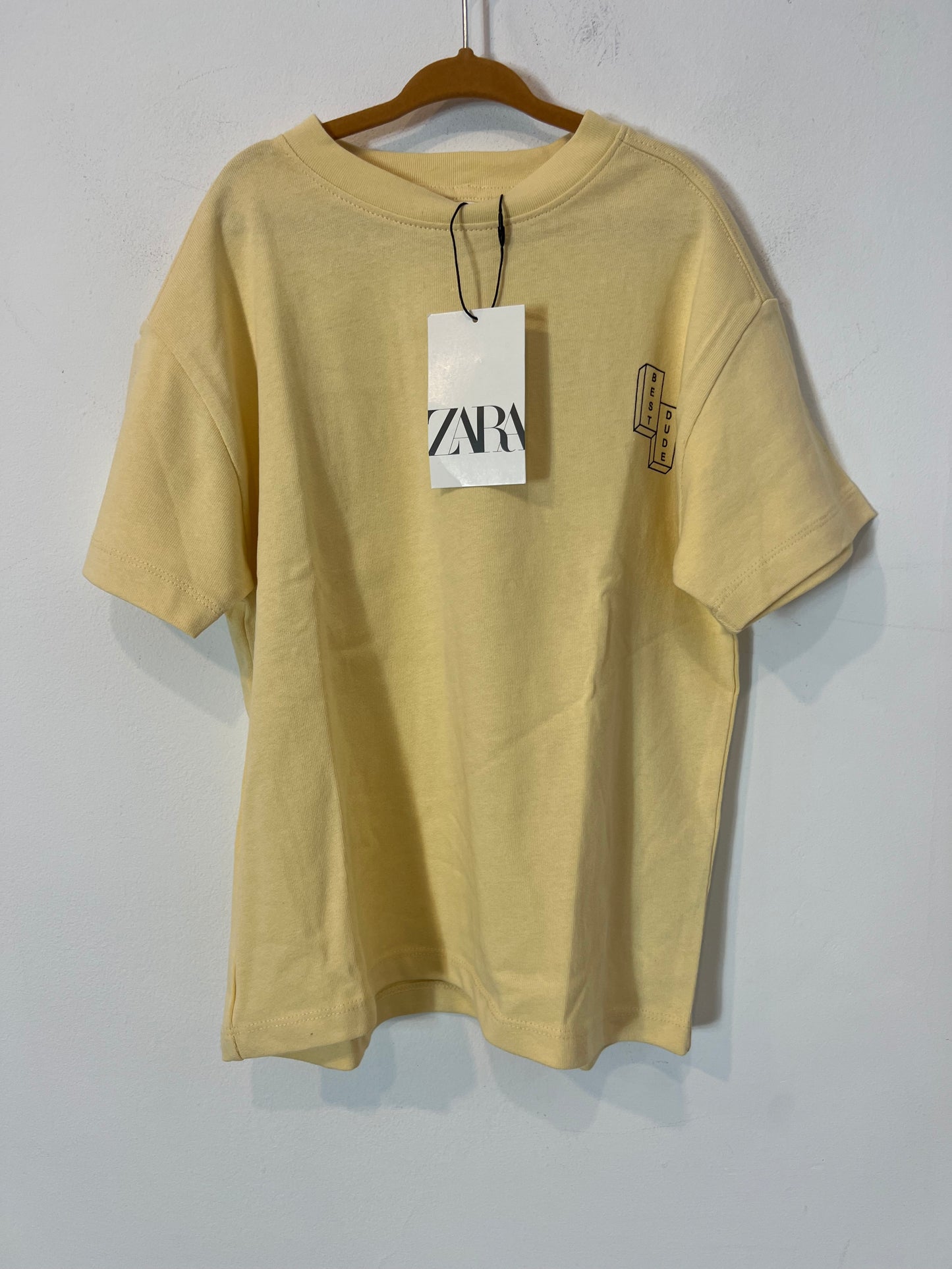 ZARA. Camiseta tono pastel letras. T 6 años