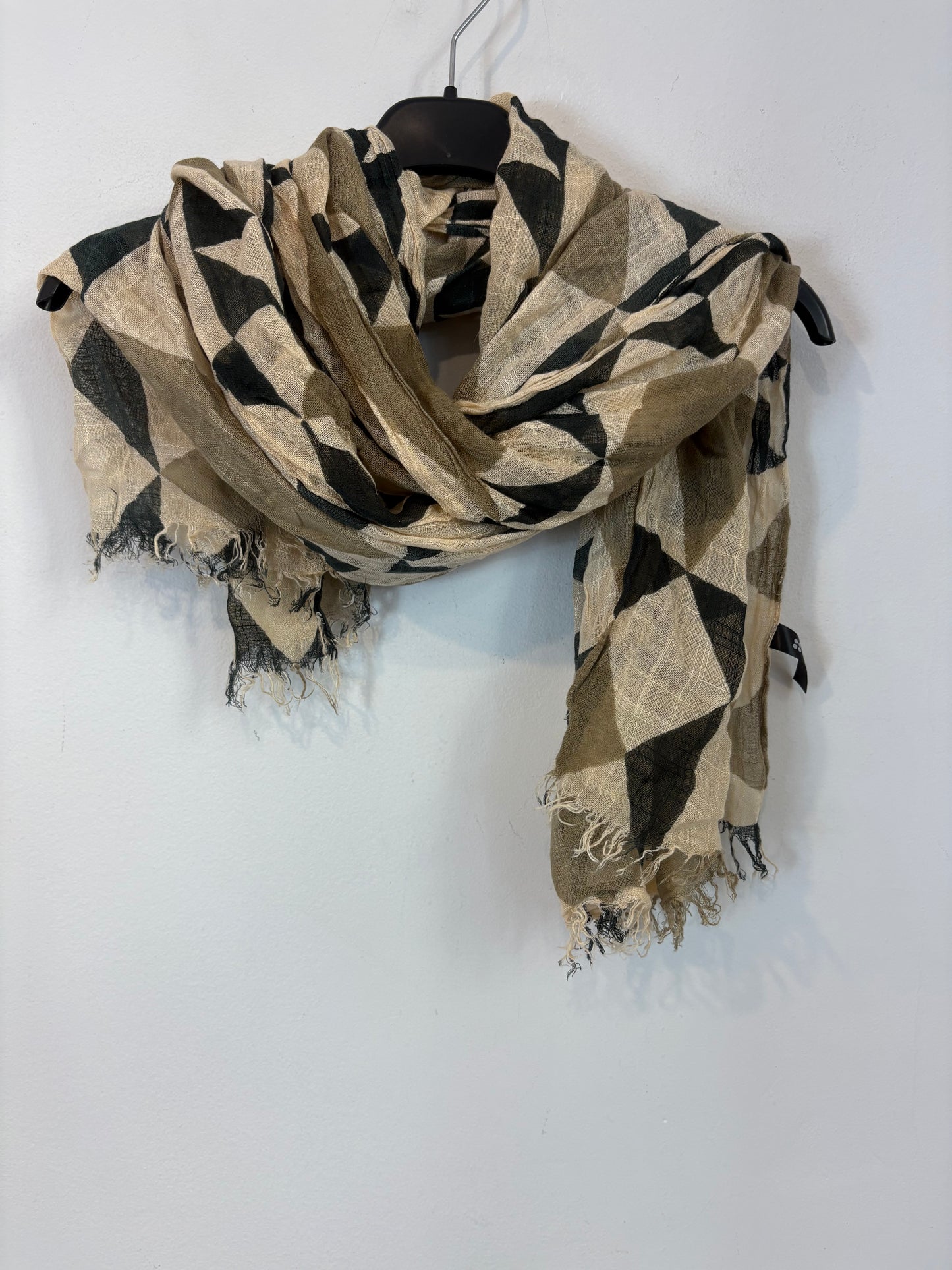 OTRAS. Fular estampado geométrico verdes