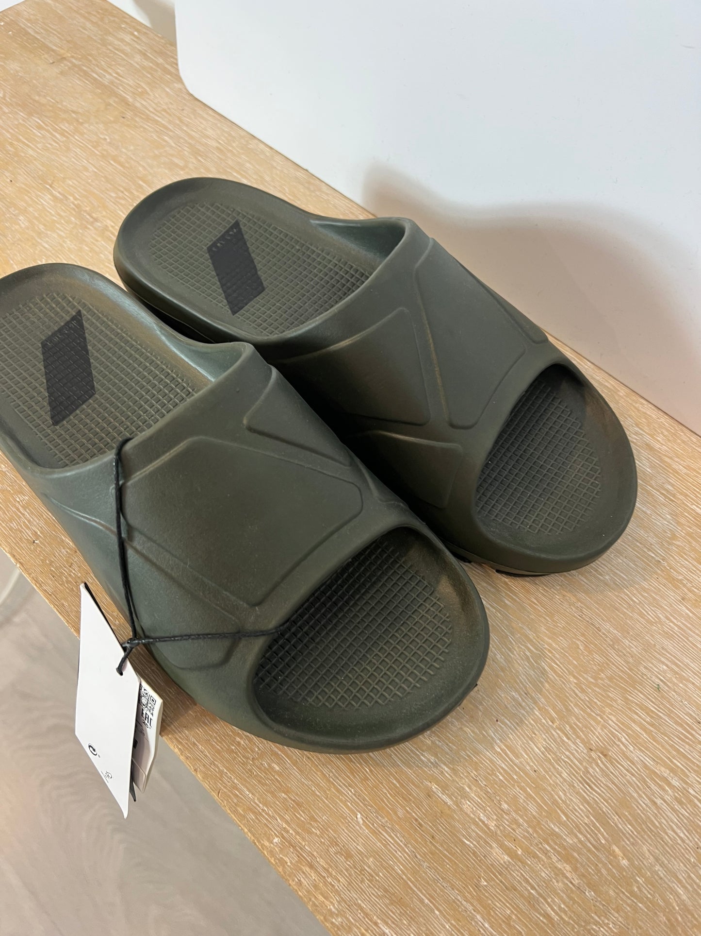 ZARA. Chanclas verde goma T.39