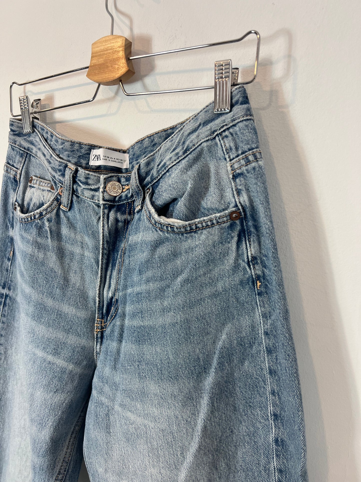 ZARA. Denim pata ancha lavado medio. T 36