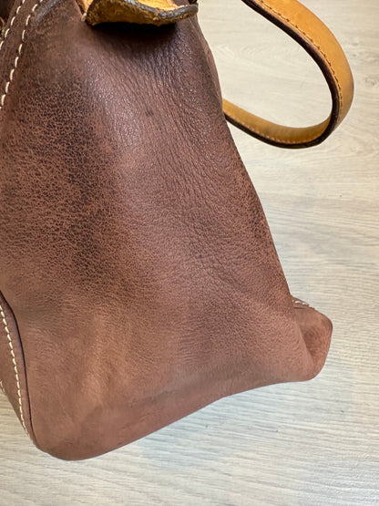 CAROLINA HERRERA. Bolso de mano marrón anagrama