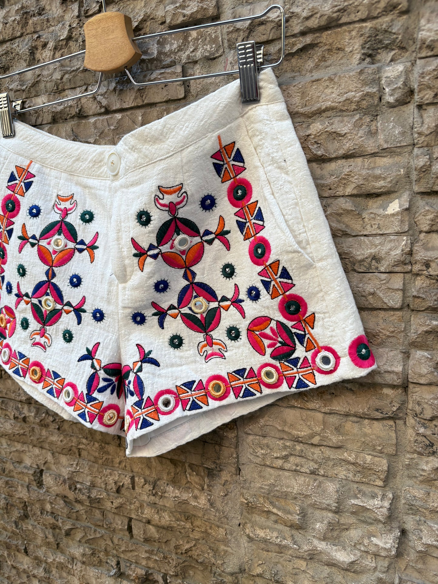 Pantalón corto blanco bordados