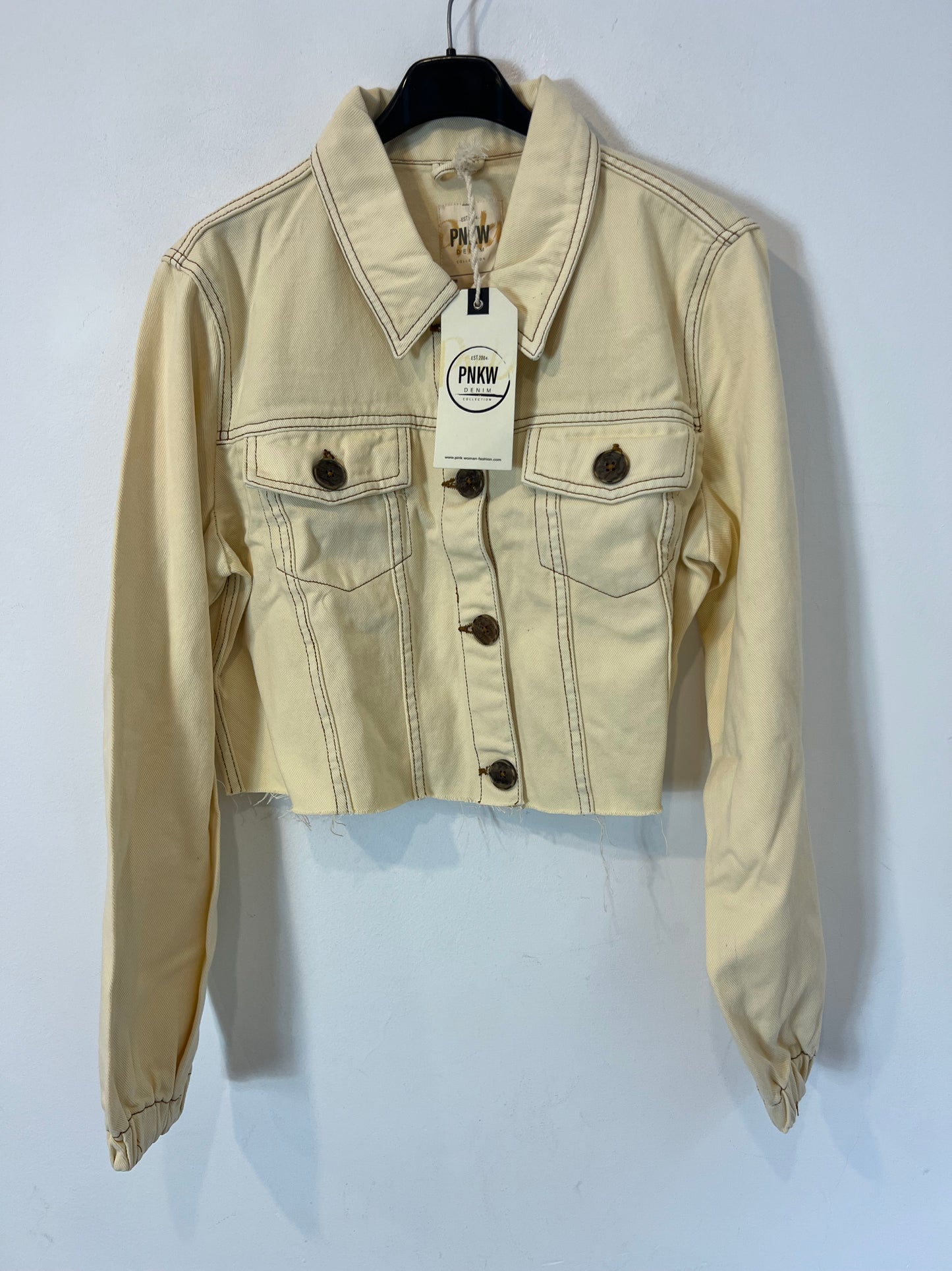 PINK WOMAN. Cazadora crop beige costuras. T L