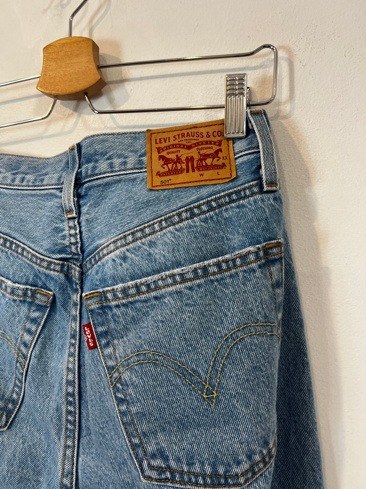 LEVI’S. Denim recto claro rotos