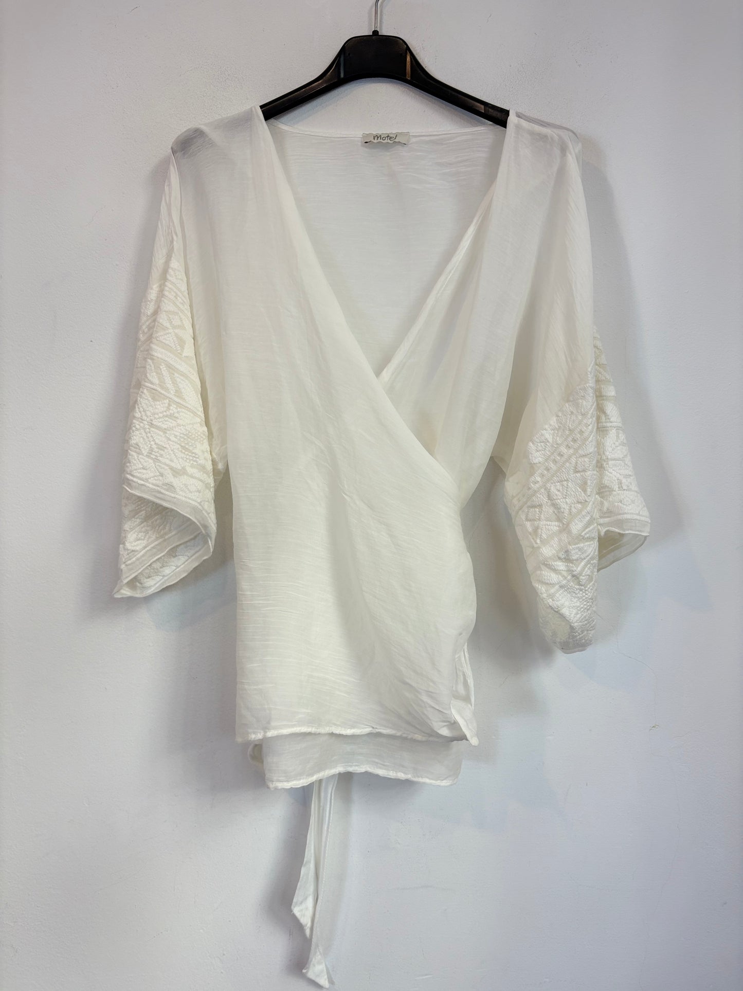 MOTEL. Blusa blanca cruzada con seda