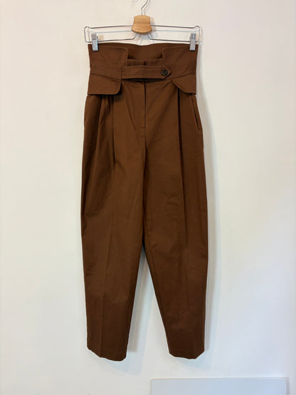 NAME THE BRAND. Pantalón marrón pinzas