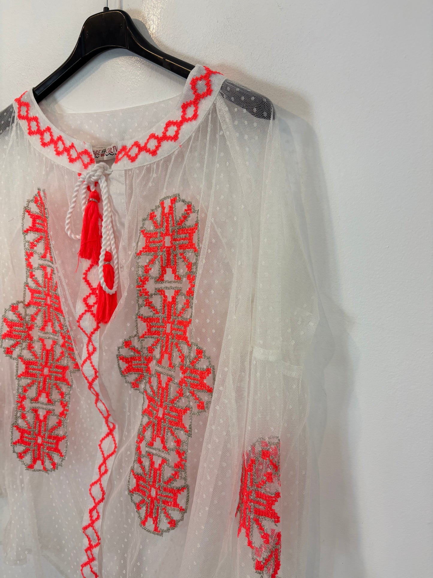 SAVAGE CULTURE. Blusa plumeti bordados. T L